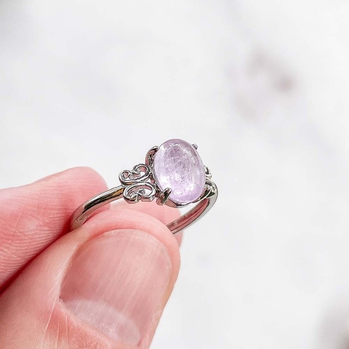 Кольцо с кунцитом