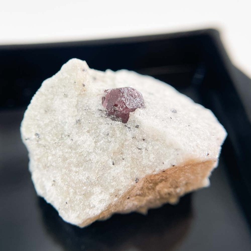 Гранат в породе (Альмандин) в боксе