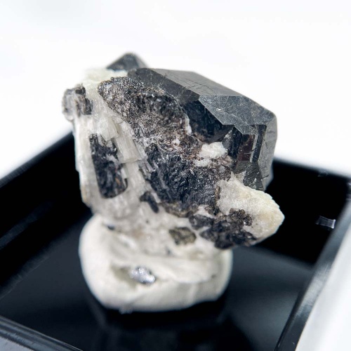 Меланит (черный гранат андрадит) в боксе