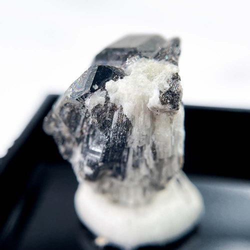 Меланит (черный гранат андрадит) в боксе