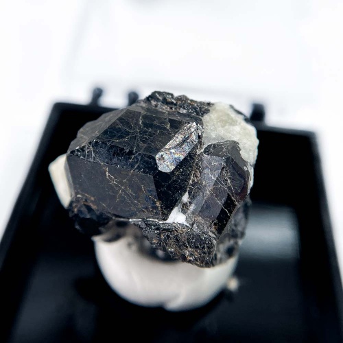 Меланит (черный гранат андрадит) в боксе