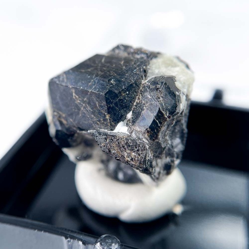 Меланит (черный гранат андрадит) в боксе