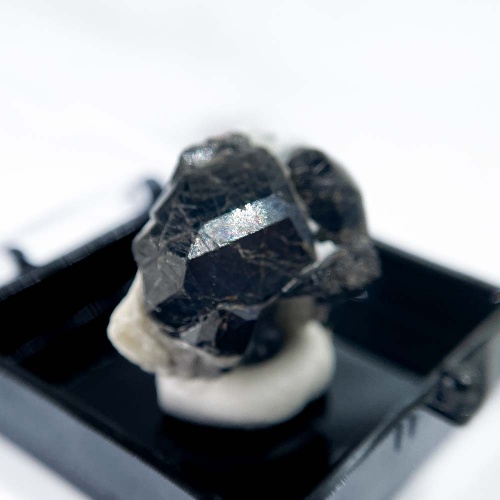 Меланит (черный гранат андрадит) в боксе