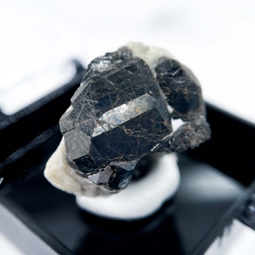 Меланит (черный гранат андрадит) в боксе