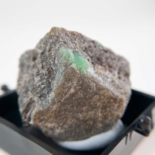 Берилл зеленый в боксе