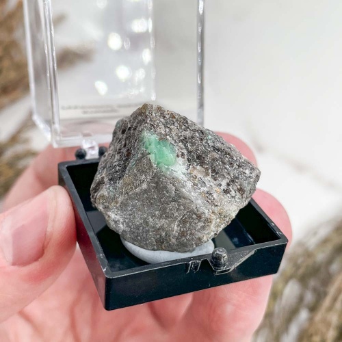 Берилл зеленый в боксе