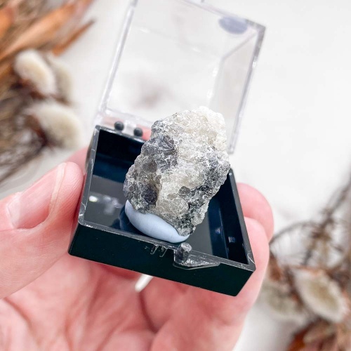 Иолит (кордиерит) в боксе