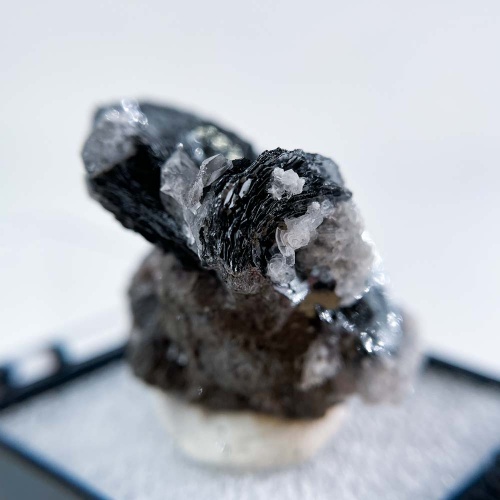 Гематитовая роза в боксе