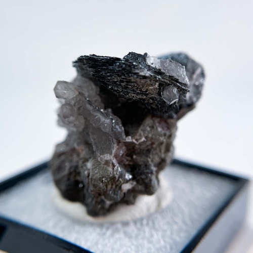 Гематитовая роза в боксе