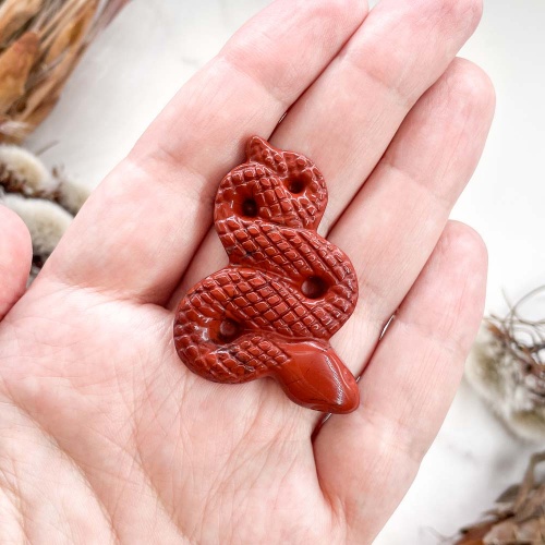 Фигурка змеи из яшмы красной