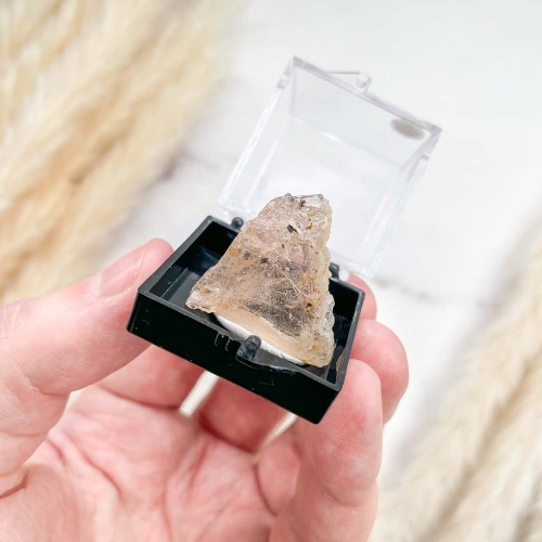 Топаз полихромный в боксе