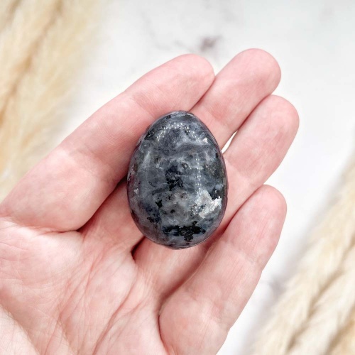 Яйцо из ларвикита