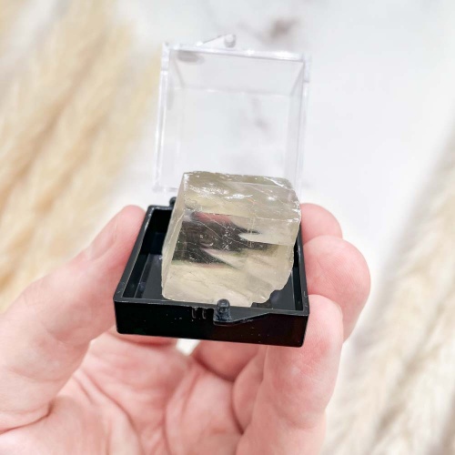 Исландский шпат (кальцит) в боксе