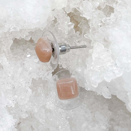 Пусеты из солнечно-лунного камня