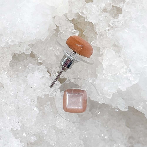 Пусеты из солнечно-лунного камня