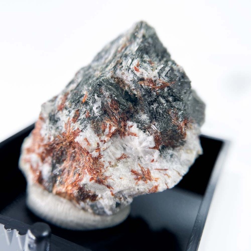 Энигматит в боксе