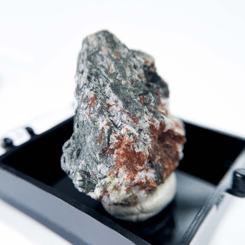 Энигматит в боксе