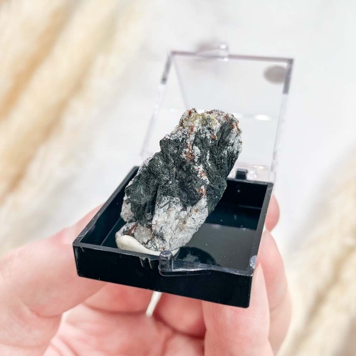 Энигматит в боксе