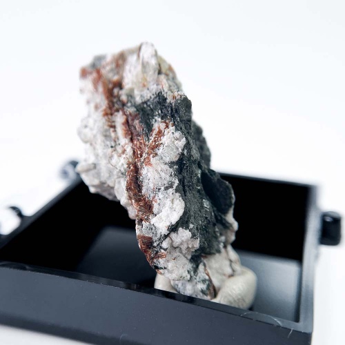 Энигматит в боксе