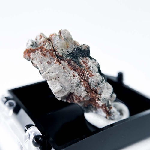 Энигматит в боксе