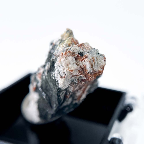 Энигматит в боксе