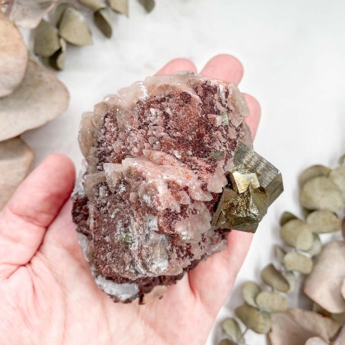 Пирит на кальците с кварцем