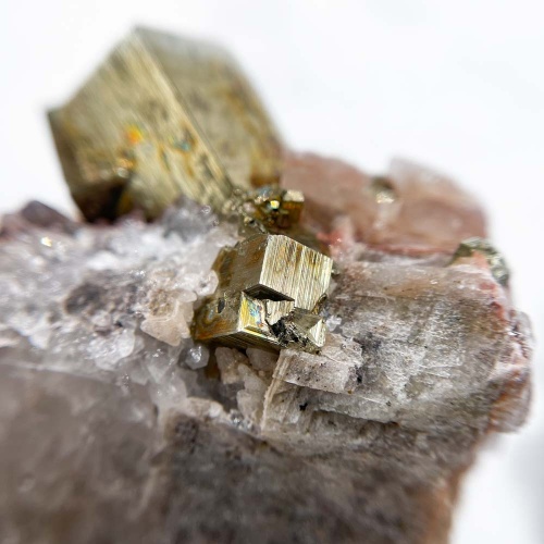 Пирит на кальците с кварцем