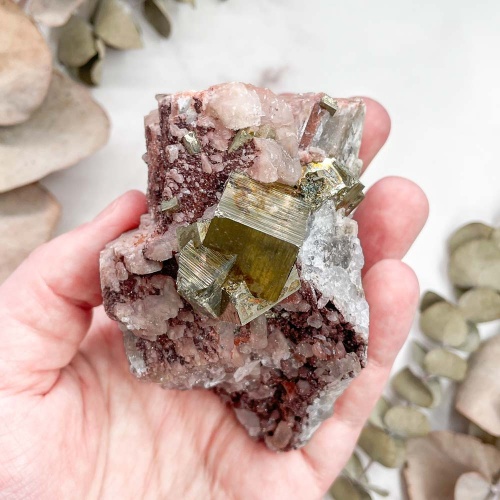 Пирит на кальците с кварцем