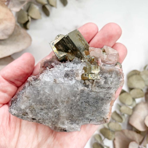 Пирит на кальците с кварцем