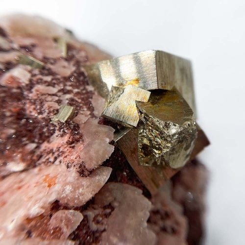 Пирит на кальците с кварцем