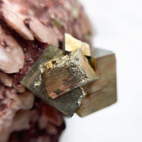 Пирит на кальците с кварцем