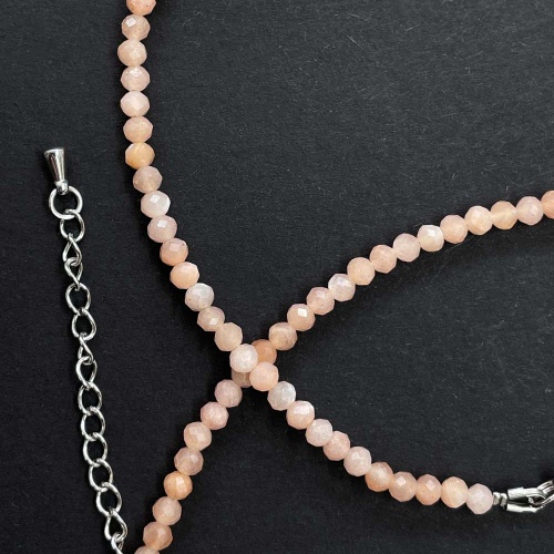 Чокер из солнечно-лунного камня (огранка)