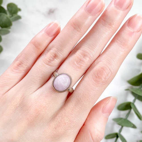 Кольцо с кунцитом