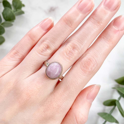 Кольцо с кунцитом