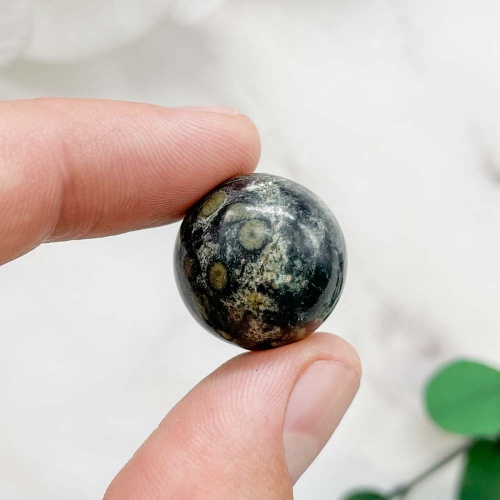 Шар из камня камбаба