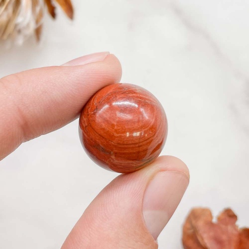 Шар из яшмы красной