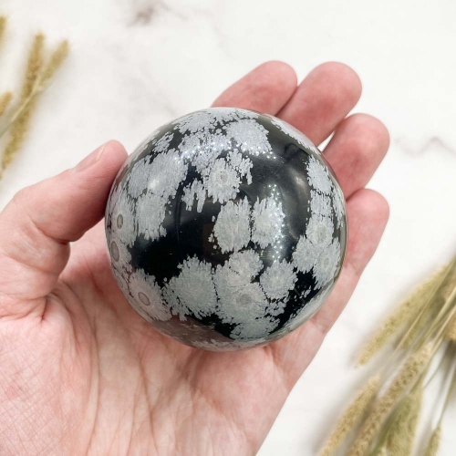 Шар из обсидиана снежного