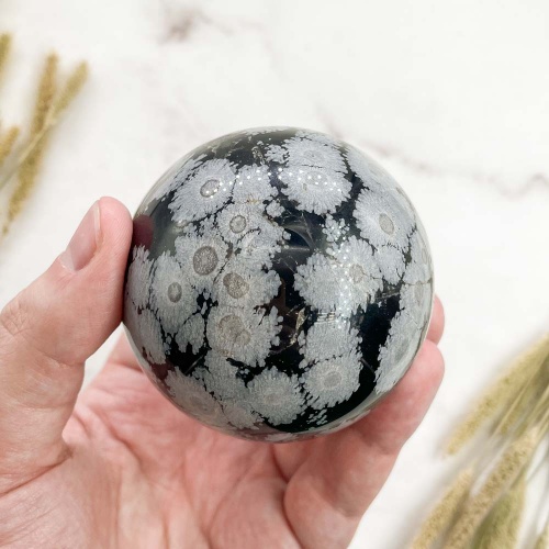 Шар из обсидиана снежного
