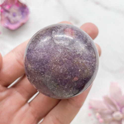 Шар из турмалина в лепидолите