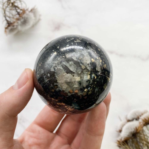 Шар из пирита в породе