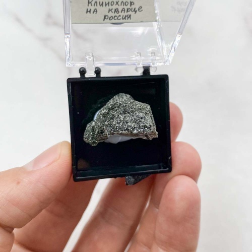 Клинохлор на кварце в боксе