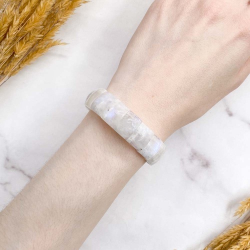 Браслет из лунного камня