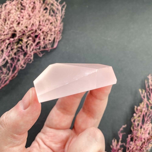 Многогранник из кварца розового