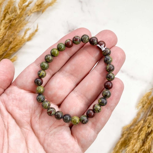 Браслет из эпидота с пьемонтитом (Кровь дракона) 