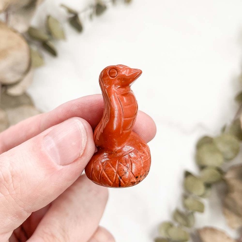 Фигурка змеи из яшмы красной
