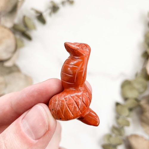 Фигурка змеи из яшмы красной