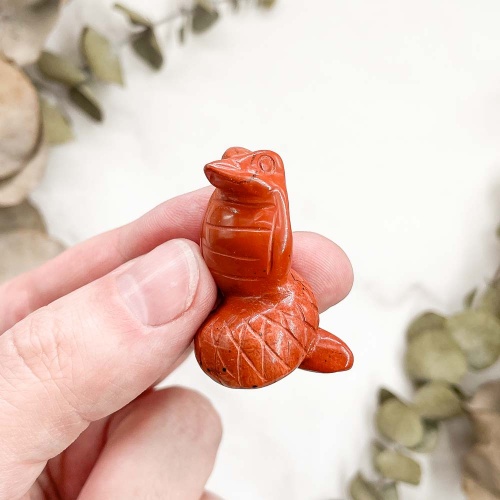 Фигурка змеи из яшмы красной