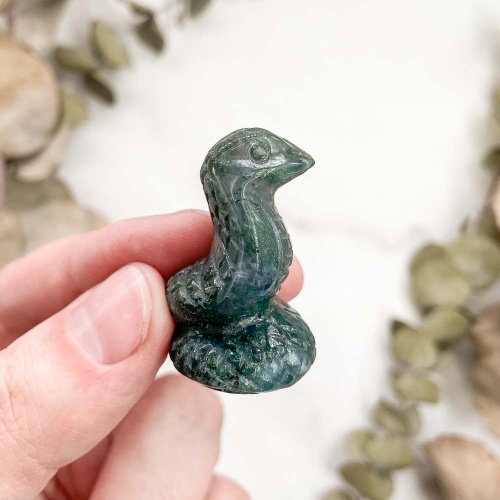 Фигурка змеи из агата мохового