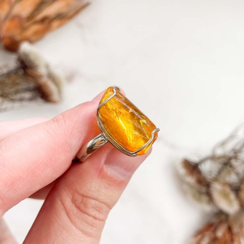 Кольцо с янтарем